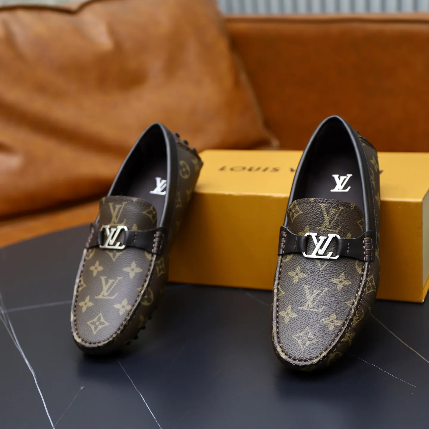 Ex-factory price: 480💰【LV】Louis Vuitton ⚠️High-end men’s driving and pedal series ⚠️38-44 (customized for 45) ⚠️All original cowhide leather! Thick and soft! Made entirely of calfskin lining! The latest non-slip beanie sole! Three-dimensional package technology! Fashionable and classic! Handicrafts! Original high quality! Feel free to compare!